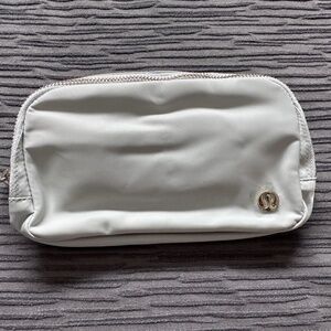 NWT Lululemon Everywhere Belt Bag Vapor/Gold/White